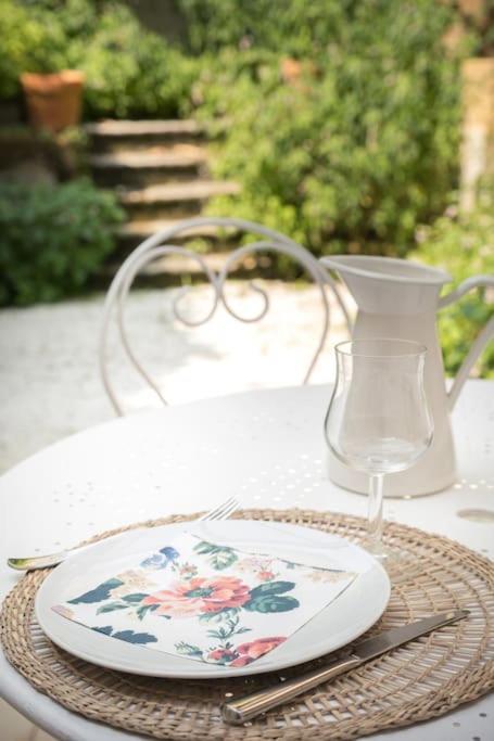 Appartement Avec Son Patio Dans Centre Historique De Bourg Kültér fotó